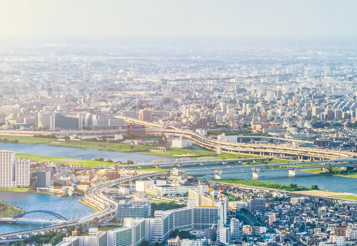 上空から撮影したビルや川